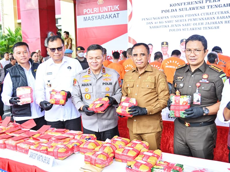 Polda Sulteng musnahkan 40 kg sabu hasil operasi di Palu dan Donggala. Gubernur Anwar Hafid apresiasi penindakan kejahatan terpadu. Ribuan jiwa terselamatkan dari bahaya narkoba. (Foto : Biro Administrasi Pimpinan)