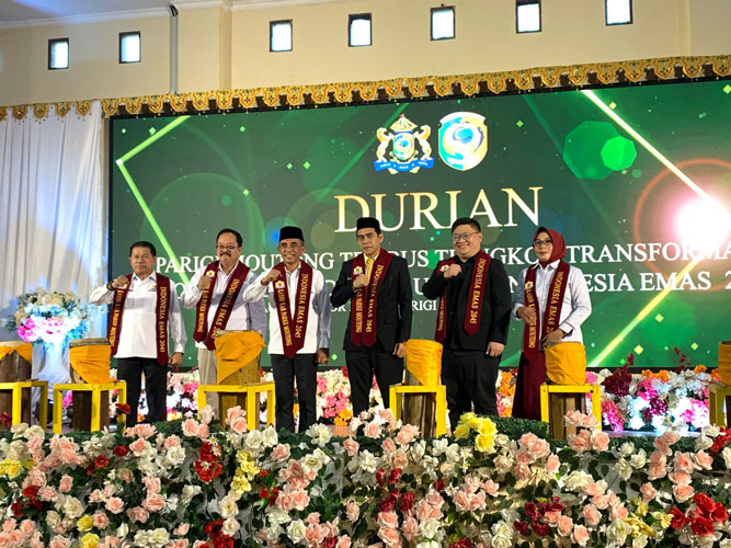 Focus Group Discussion (FGD) bertema “Dari Ladang ke Dunia : Durian Parigi Moutong Tembus Tiongkok, Transformasi Ekonomi Lewat Durian untuk Indonesia 2045”. Kegiatan strategis yang diselenggarakan oleh Kamar Dagang dan Industri (KADIN) ini berlangsung di Auditorium Kantor Bupati Parigi Moutong, Rabu (4/6/2025). (Diskominfo Kab. Parimo/Nur)