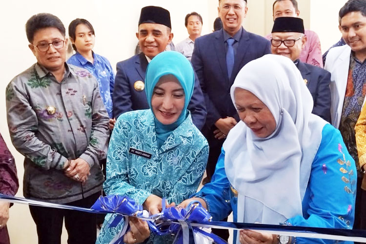 Dalam tonggak sejarah baru pelayanan kesehatan Sulawesi Tengah, Gubernur Sulteng Anwar Hafid bersama Wakil Gubernur dr. Reny A. Lamadjido meresmikan Gedung Bunker dan Pelayanan Radioterapi di Rumah Sakit Umum Daerah (RSUD) Undata Palu, Kamis (22/5/2025). (RUSTAM/MS)