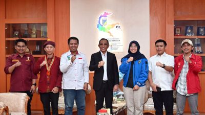 Gubernur Sulawesi Tengah, Dr. H. Anwar Hafid, M.Si, dengan jajaran Komite Nasional Pemuda Indonesia (KNPI) dan Ikatan Mahasiswa Muhammadiyah (IMM) Sulteng, pada Senin (2/6/2025) di ruang kerja gubernur. (Biro Administrasi Pimpinan)