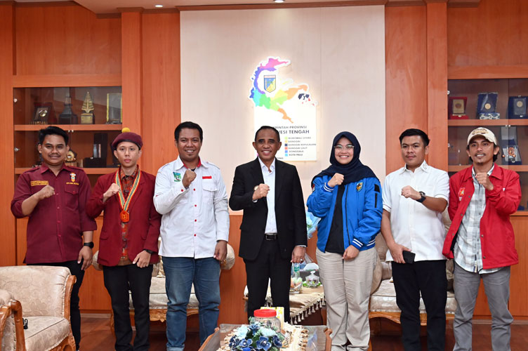 Gubernur Sulawesi Tengah, Dr. H. Anwar Hafid, M.Si, dengan jajaran Komite Nasional Pemuda Indonesia (KNPI) dan Ikatan Mahasiswa Muhammadiyah (IMM) Sulteng, pada Senin (2/6/2025) di ruang kerja gubernur. (Biro Administrasi Pimpinan)