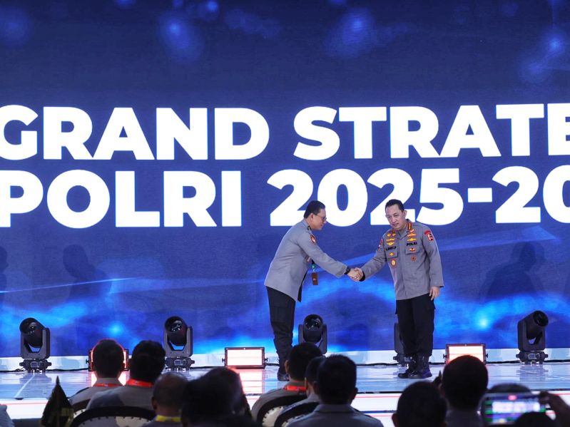 Polda Sulteng dan lima jajaran Kapolresnya, termasuk Kapolres Morowali Utara, menerima penghargaan pelayanan prima dari Kapolri di Musrenbang Polri 2025. (Foto : Ist)