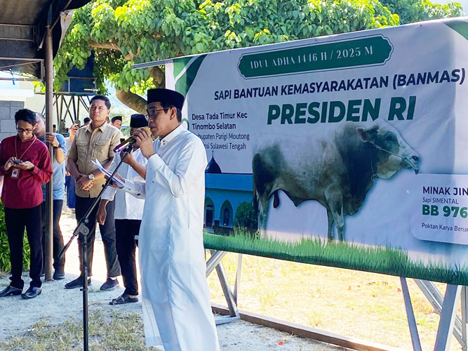 Presiden Republik Indonesia menyalurkan bantuan hewan kurban yang diserahkan secara simbolis oleh Bupati Parigi Moutong, Erwin Burase, bertempat di Masjid Zahra pada Jumat (6/6/2025). (Foto : DISKOMINFO KAB. PARIMO/NUR)