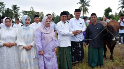 Sholat Idul Adha yang dilangsungkan di Masjid Raudhatul Jannah itu juga diikuti oleh Ketua Tim Penggerak PKK Sulawesi Tengah, Ny. Sry Nirwanti Bahasoan Anwar, Wakil Gubernur dr. Reny A. Lamadjido, Sp.PK., M.Kes, Bupati Sigi Moh. Rizal Intjenai, Sekretaris Provinsi Dra. Novalina, M.M, para pejabat pemerintah provinsi dan kabupaten, serta unsur Forkopimda Kabupaten Sigi. (Ro Adpim Setdaprov Sulteng)
