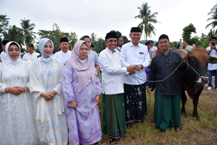 Sholat Idul Adha yang dilangsungkan di Masjid Raudhatul Jannah itu juga diikuti oleh Ketua Tim Penggerak PKK Sulawesi Tengah, Ny. Sry Nirwanti Bahasoan Anwar, Wakil Gubernur dr. Reny A. Lamadjido, Sp.PK., M.Kes, Bupati Sigi Moh. Rizal Intjenai, Sekretaris Provinsi Dra. Novalina, M.M, para pejabat pemerintah provinsi dan kabupaten, serta unsur Forkopimda Kabupaten Sigi. (Ro Adpim Setdaprov Sulteng)