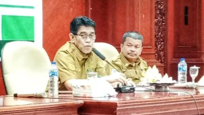Bupati H. Erwin Burase dan Wakil Bupati H. Abdul Sahid memulai langkah awal kepemimpinannya dengan memimpin rapat kerja perdana bersama seluruh jajaran Pemerintah Daerah Kabupaten Parigi Moutong pada Senin (16/6/2025). (Foto : Diskominfo Kab. Parimo)
