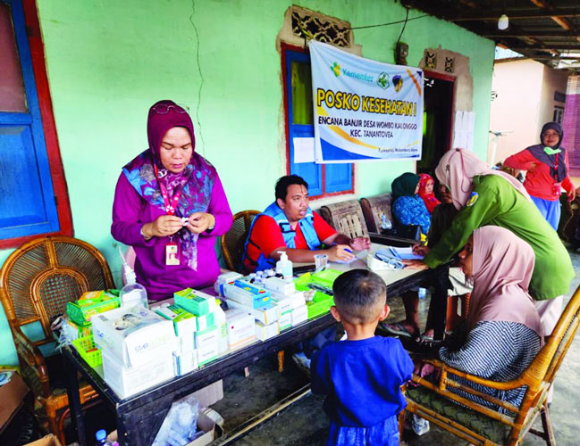 Dinas Kesehatan juga menyiagakan tim pemantau untuk mendeteksi kejadian luar biasa (KLB) dan melakukan respons cepat bila muncul potensi penyebaran penyakit di wilayah terdampak. (Humas Dinkes Prov. Sulteng)