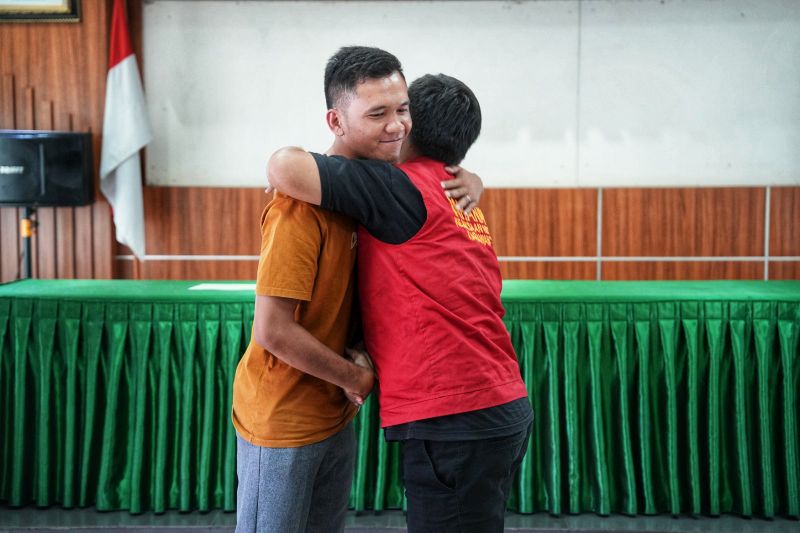 Kejari Karawang (Syaifullah, S.H., M.H.) hentikan penuntutan kasus penadahan terhadap OS melalui keadilan restoratif. Tersangka akan diberi sanksi sosial membersihkan masjid dan pembinaan sosial. (Foto : Ist)