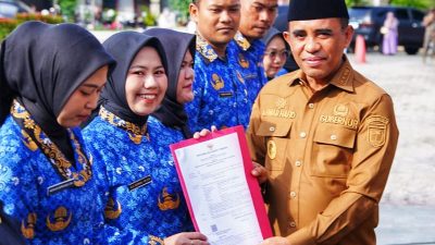 Gubernur Anwar Hafid serahkan 2.402 SK pengangkatan P3K Formasi 2024 di Sulteng. (Foto : Biro Administrasi Pimpinan)