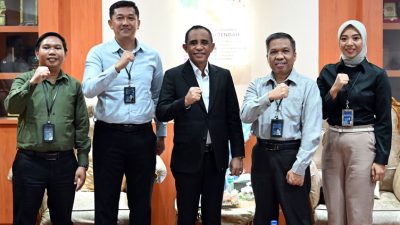 Gubernur Sulawesi Tengah, Dr. H. Anwar Hafid, M.Si, dengan Kepala Cabang BTN Palu, Sigit Sulistiyo, dan jajaran di ruang kerja gubernur, Senin (2/6/2025). (Biro Administrasi Pimpinan)