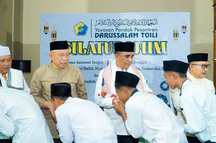 Gubernur Sulawesi Tengah, Dr. H. Anwar Hafid, M.Si, menunjukkan komitmen kuatnya terhadap pengembangan pendidikan berbasis keagamaan dengan menyatakan kesiapannya membangun asrama bagi Madrasah Aliyah (MA) di lingkungan Pondok Pesantren Darussalam, Desa Jayakencana, Kecamatan Toili, Kabupaten Banggai. (ist)