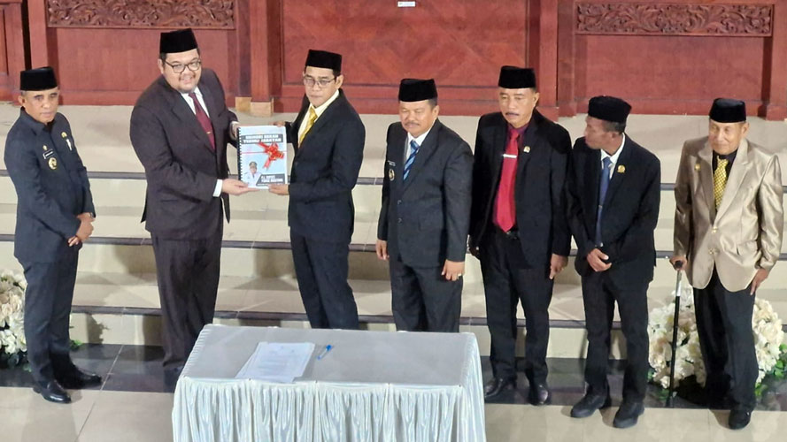 Dewan Perwakilan Rakyat Daerah (DPRD) Kabupaten Parigi Moutong menggelar Rapat Paripurna dalam rangka Serah Terima Jabatan (Sertijab) dari Penjabat (Pj) Bupati Richard Arnaldo kepada Bupati dan Wakil Bupati terpilih, Erwin Burase dan Abdul Sahid, untuk masa jabatan 2025–2030. (Diskominfo Kab. Parimo/Sri)