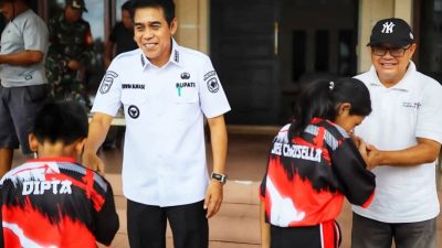 Bupati Erwin Burase menyampaikan apresiasi tinggi kepada seluruh pengurus cabang LEMKARI Parigi Moutong atas dedikasi dan pembinaan yang telah dilakukan. (Foto : Diskominfo Kab. Parimo/Ical)