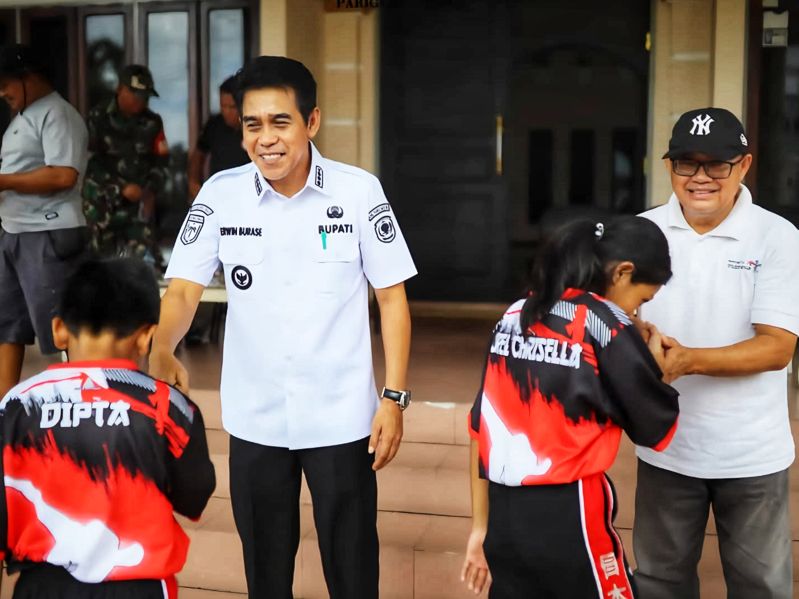Bupati Erwin Burase menyampaikan apresiasi tinggi kepada seluruh pengurus cabang LEMKARI Parigi Moutong atas dedikasi dan pembinaan yang telah dilakukan. (Foto : Diskominfo Kab. Parimo/Ical)