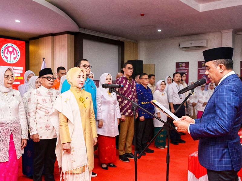 Gubernur Anwar Hafid kukuhkan pengurus Dekranasda Sulteng 2025-2030, tegaskan peran penting dalam ekonomi kreatif dan UMKM, serta berencana bangun Mall Dekranasda. (Foto : Biro Administrasi Pimpinan)
