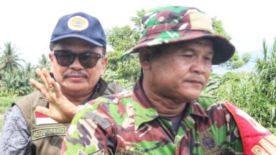 Wakil Bupati Parigi Moutong meninjau langsung lokasi banjir di Kecamatan Balinggi. Pemerintah daerah berkomitmen mencari solusi jangka panjang untuk tanggul jebol yang merendam sawah dan mengancam produktivitas pertanian. (Foto : Diskominfo Kab. Parimo/NUR)