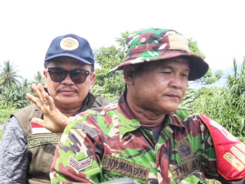 Wakil Bupati Parigi Moutong meninjau langsung lokasi banjir di Kecamatan Balinggi. Pemerintah daerah berkomitmen mencari solusi jangka panjang untuk tanggul jebol yang merendam sawah dan mengancam produktivitas pertanian. (Foto : Diskominfo Kab. Parimo/NUR)