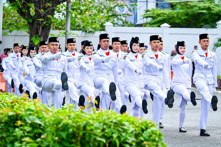Upacara peringatan Hari Lahir Pancasila yang digelar di halaman Kantor Gubernur Sulawesi Tengah pada Senin (2/6/2025). (Biro AdPim)