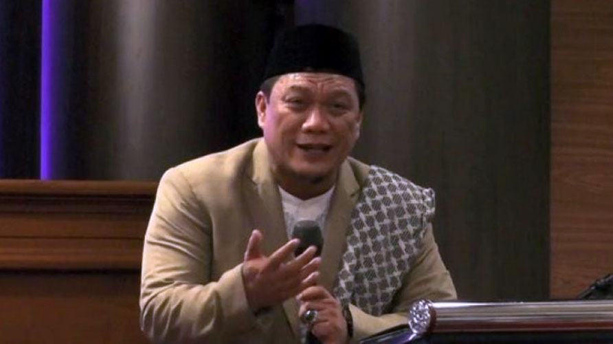 Ustadz Dr. Yahya Waloni, seorang dai dan mualaf terkenal, meninggal dunia saat sedang menyampaikan khutbah Idul Adha di Masjid Darul Falah, kawasan Minasa Upa, Kota Makassar, pada Jumat pagi (6/6/2025).