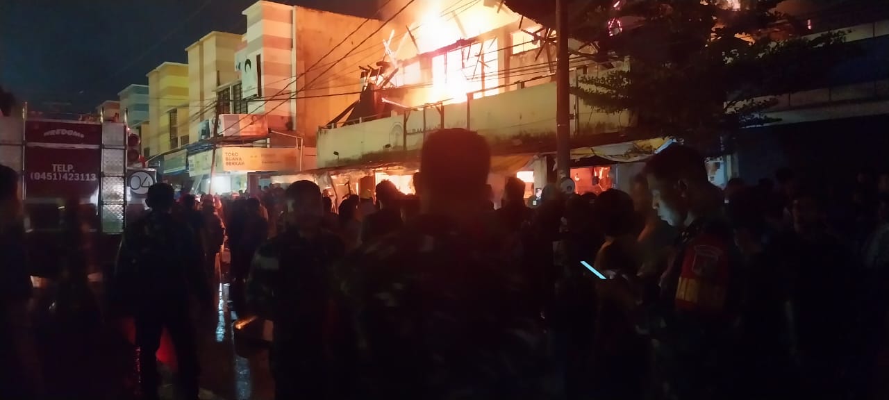 Diduga Akibat Korsleting Listrik 13 Kios di Pasar Terbakar