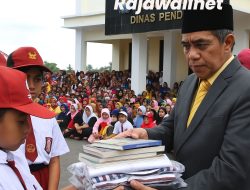 Parigi Moutong Gratiskan Seragam, Ajak Anak Berani Bermimpi Besar