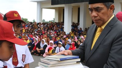 Parigi Moutong Gratiskan Seragam, Ajak Anak Berani Bermimpi Besar
