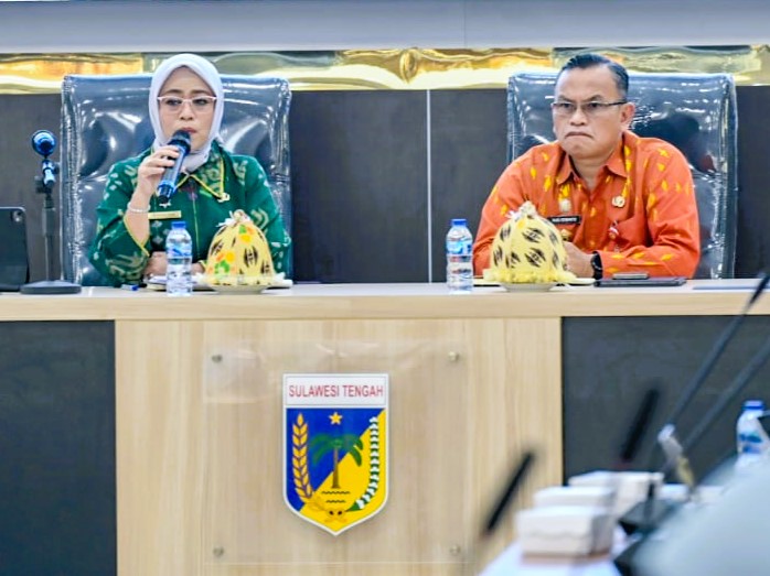 Sekprov Sulteng Dra. Novalina M.M. instruksikan OPD untuk kendalikan belanja dan tingkatkan efisiensi anggaran, optimalkan komunikasi virtual dan ketatkan perjalanan dinas demi APBD yang sehat. (Foto : Ro Adpim Setdaprov Sulteng)