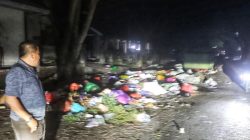 Wakil Bupati Parigi Moutong meninjau langsung tumpukan sampah di Pasar Sentral Parigi dan memerintahkan penanganan cepat oleh instansi terkait. Pemerintah berkomitmen menciptakan lingkungan yang bersih dan sehat. (Foto : Diskominfo Kab. Parigi Moutong)