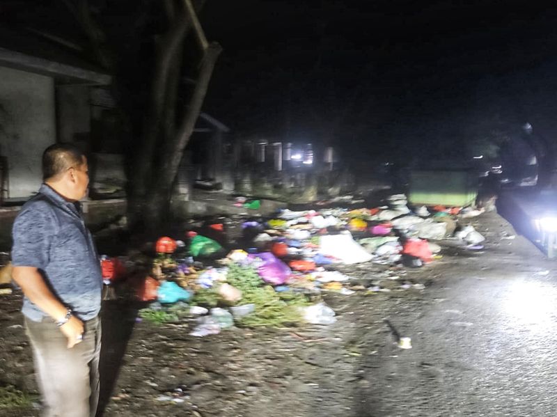 Wakil Bupati Parigi Moutong meninjau langsung tumpukan sampah di Pasar Sentral Parigi dan memerintahkan penanganan cepat oleh instansi terkait. Pemerintah berkomitmen menciptakan lingkungan yang bersih dan sehat. (Foto : Diskominfo Kab. Parigi Moutong)