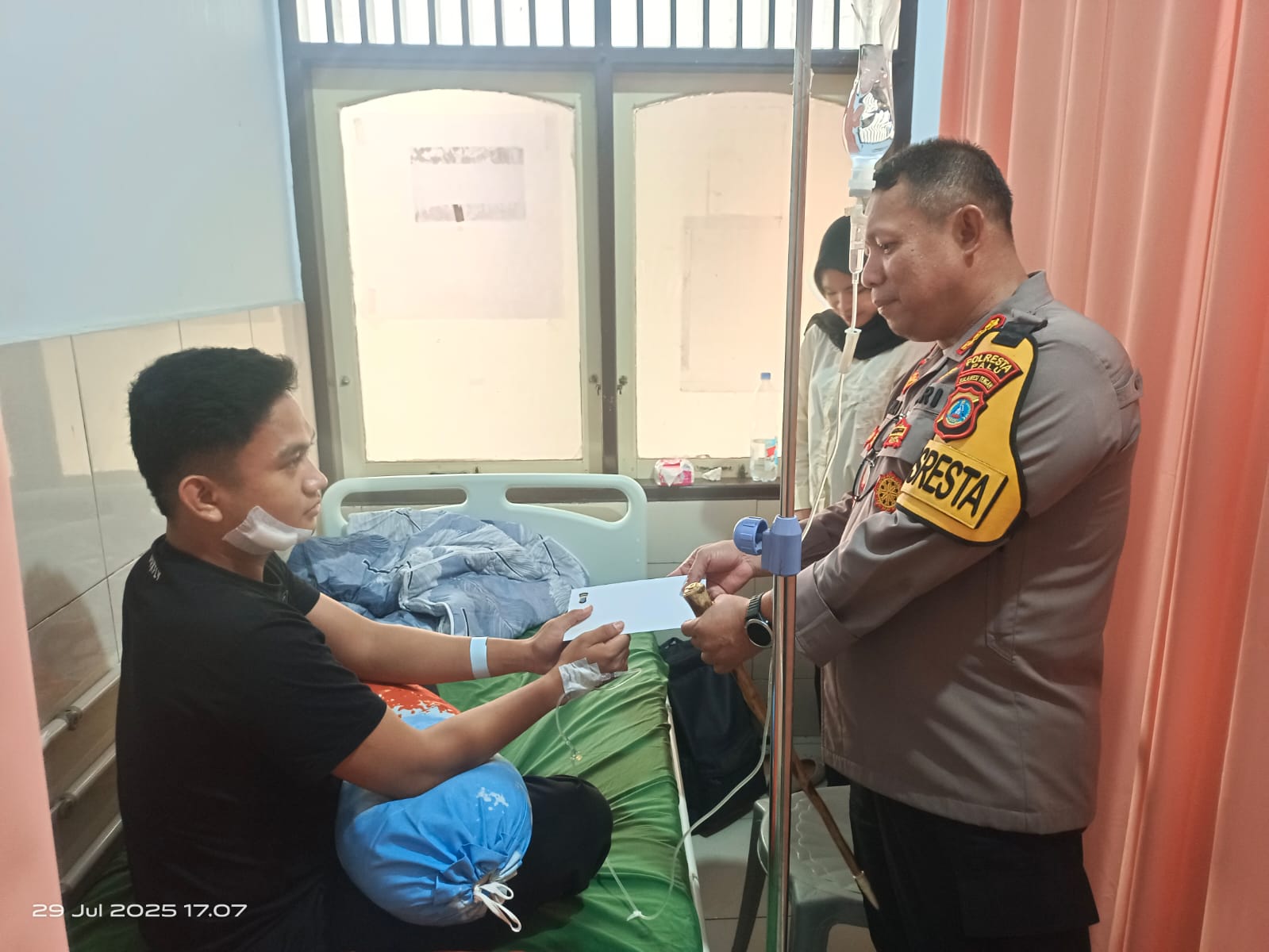 Kapolresta Palu Jenguk Personel Terluka Usai Penggerebekan Narkoba di Kayumalue