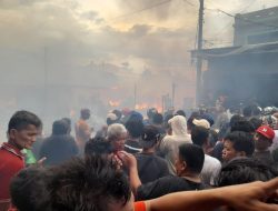 Panik! Api Mengamuk di Pasar Sembilan Kios dan  Rumah Ludes