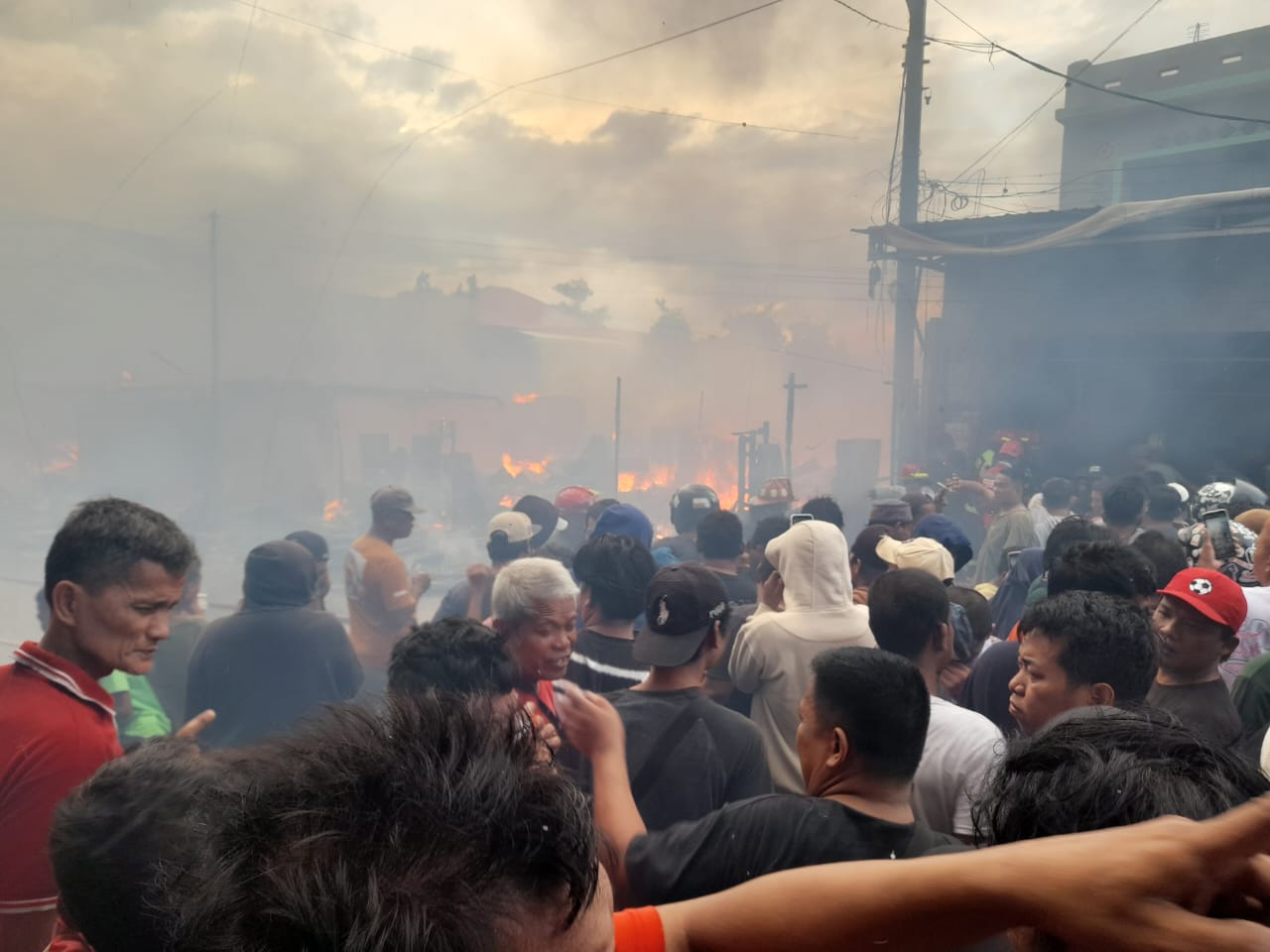 Panik! Api Mengamuk di Pasar Sembilan Kios dan  Rumah Ludes