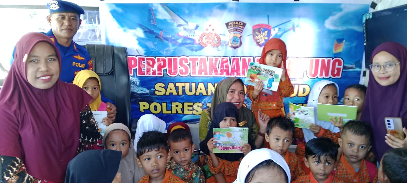 Satpolairud Polres Touna Hadirkan Perpustakaan Terapung untuk Anak Pesisir Labuan
