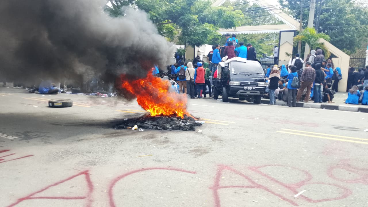 Gugat Sepuluh Kebijakan, Suara Palu untuk Istana