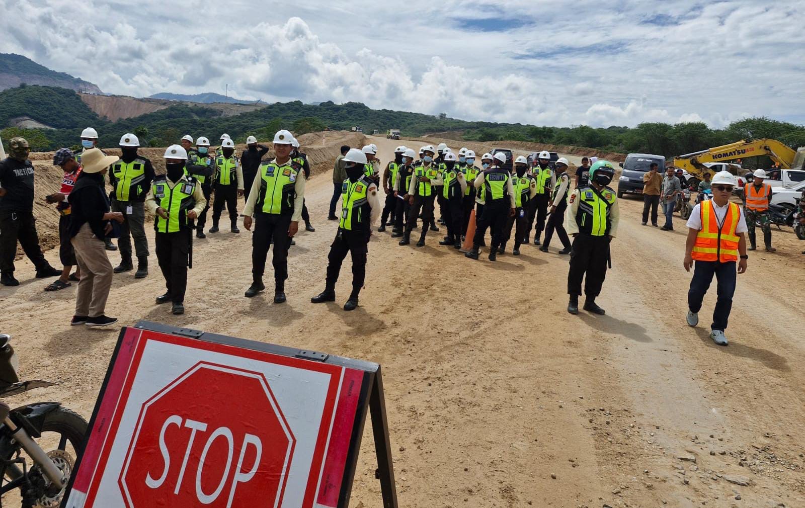 Warga Tondo dan Talise Tutup Akses Jalan ke Tambang CPM