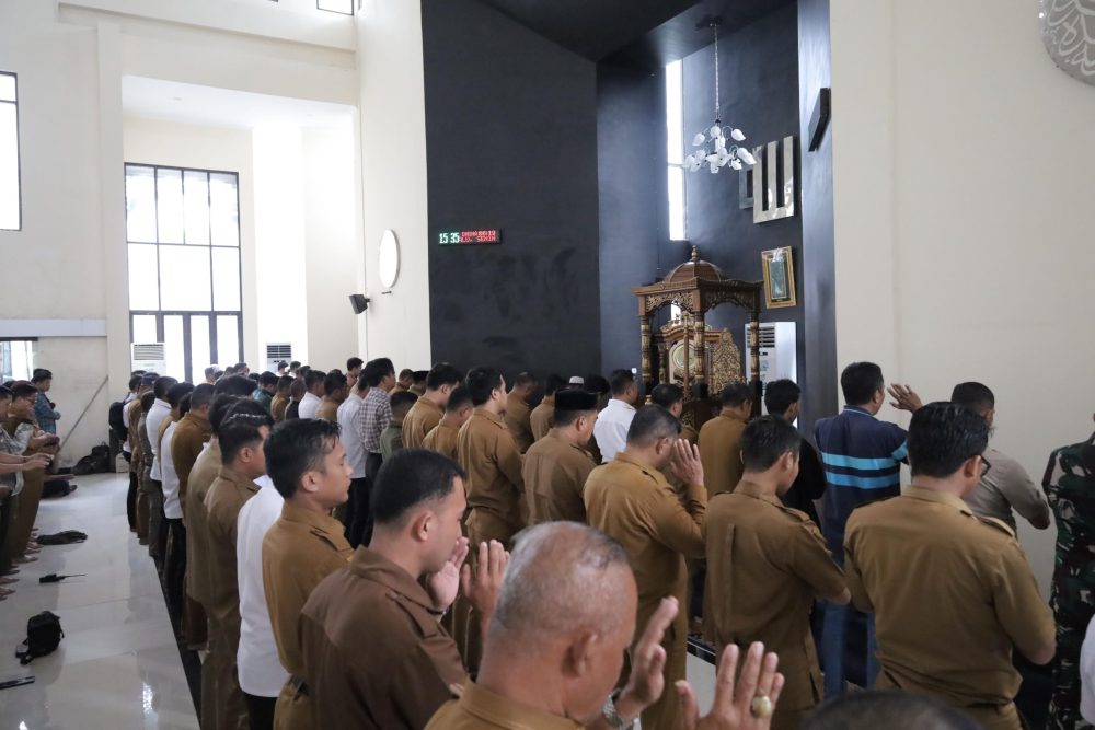 Gubernur dan Massa Aksi Gelar Sholat Ghoib