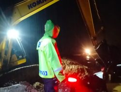 Polisi Evakuasi Kendaraan Terjebak di Kebun Kopi