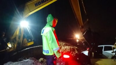 Polisi Evakuasi Kendaraan Terjebak di Kebun Kopi