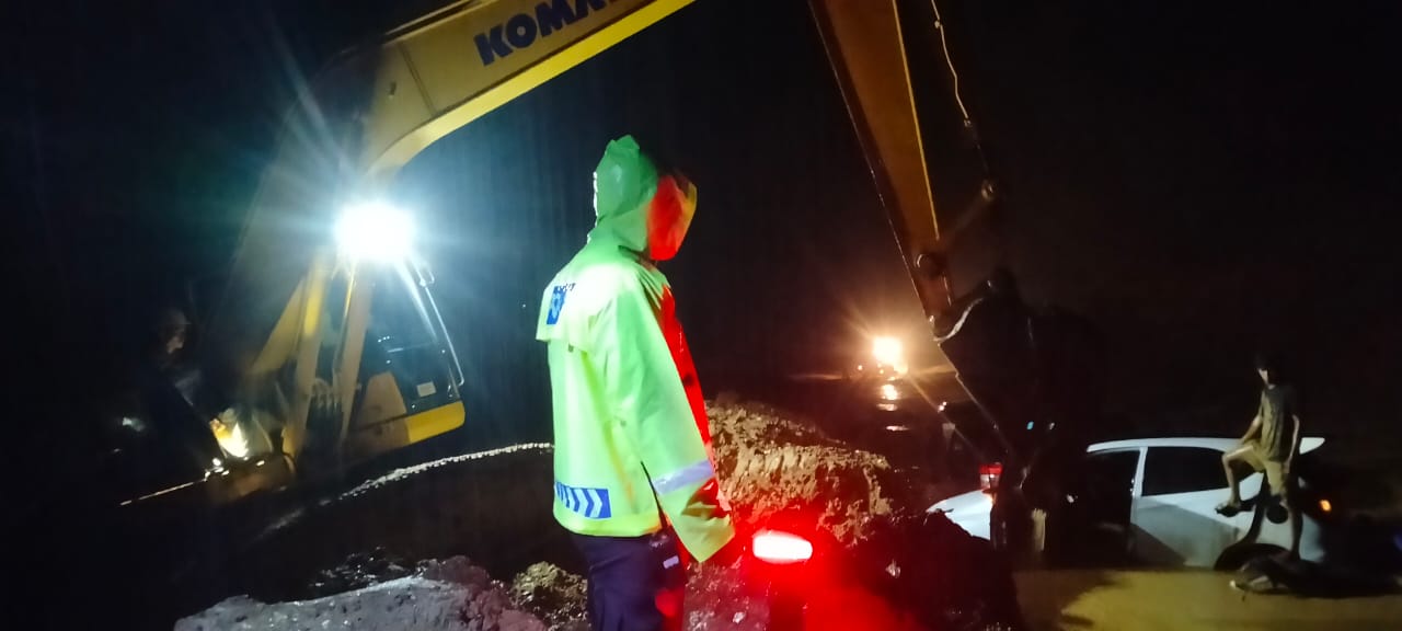 Polisi Evakuasi Kendaraan Terjebak di Kebun Kopi
