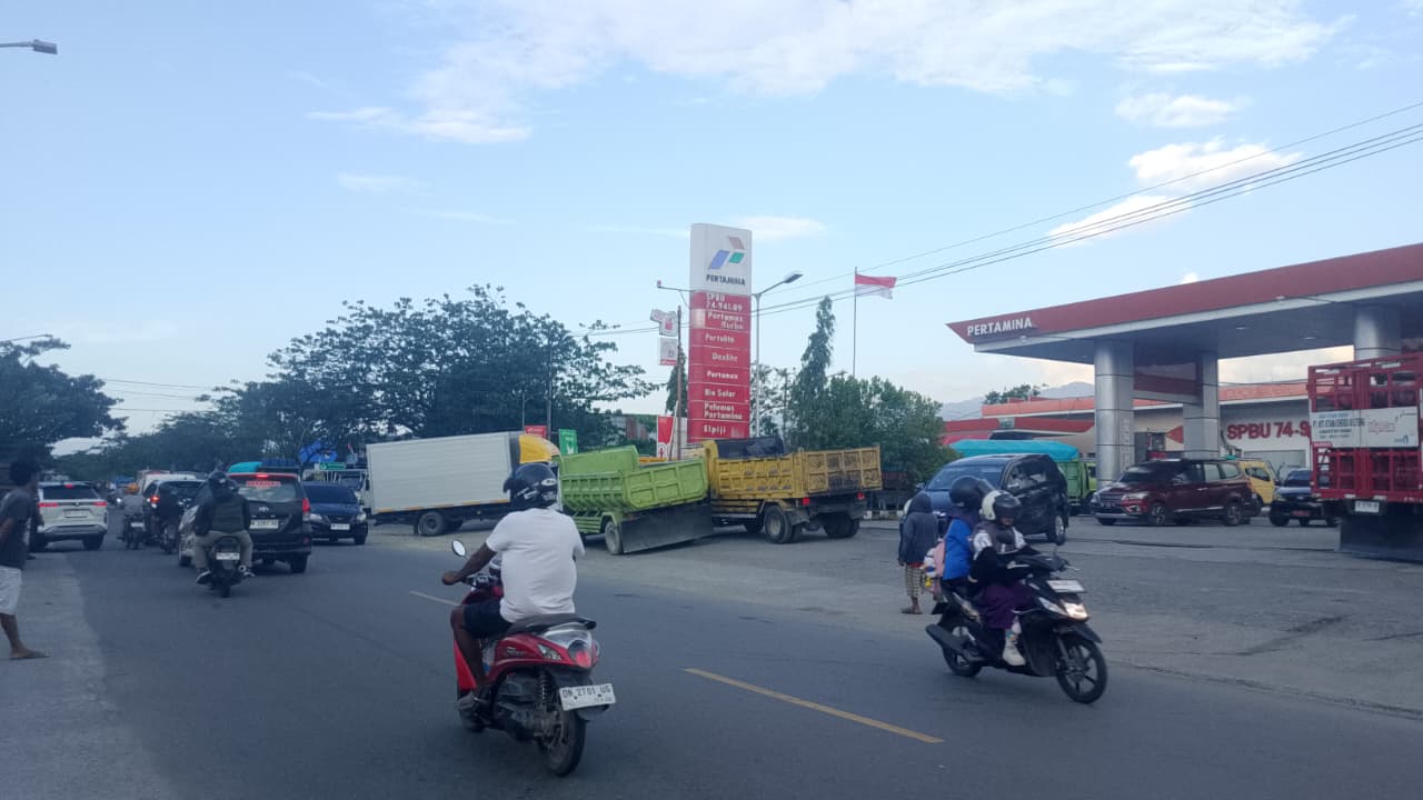 Sopir Resmi Keluhkan Truk Siluman Kuasai Solar Subsidi