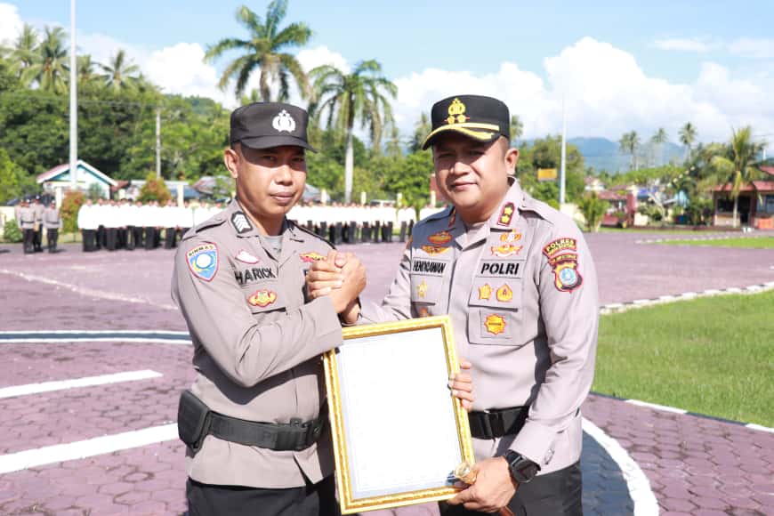 Bripka Abdul Harik Dapat Penghargaan Kapolres Parimo