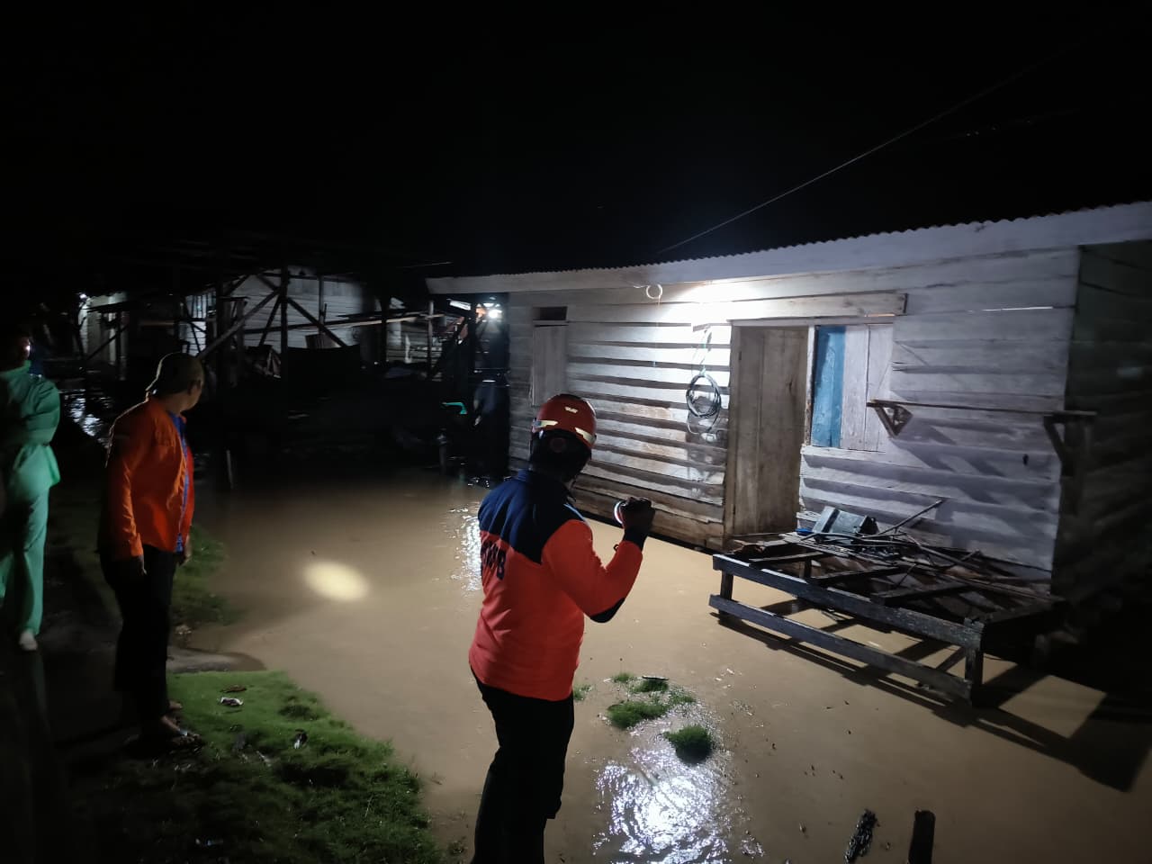 Hujan Lebat Picu Banjir, Jalan Tertimbun dan Jembatan Putus