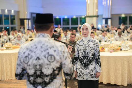 Sry Nirwanti Bahasoan Resmi Sandang Gelar Ibunda Guru, Gubernur Tegaskan Komitmen Pendidikan Gratis di Sulteng