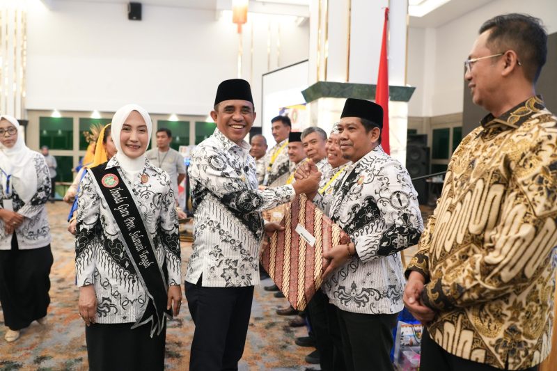 Sry Nirwanti Bahasoan Resmi Sandang Gelar Ibunda Guru, Gubernur Tegaskan Komitmen Pendidikan Gratis di Sulteng
