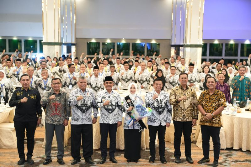 Sry Nirwanti Bahasoan Resmi Sandang Gelar Ibunda Guru, Gubernur Tegaskan Komitmen Pendidikan Gratis di Sulteng