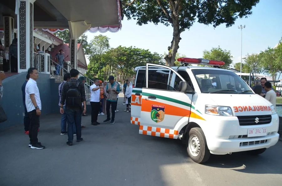 Pemkot Palu Serahkan Ambulans untuk Lolu Utara dan Tatura Utara