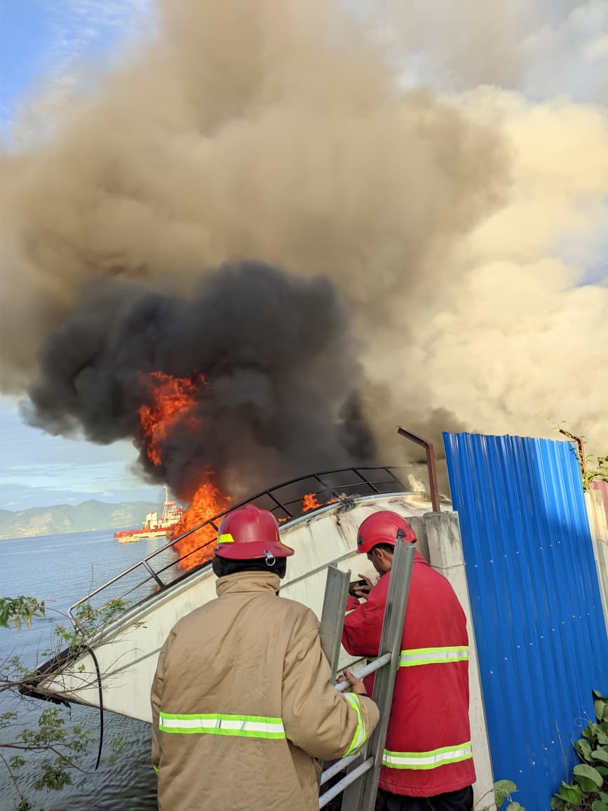 Kapal dan Truk Terbakar di Pantoloan