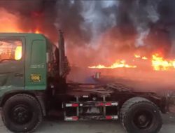 Kapal dan Truk Terbakar di Pantoloan