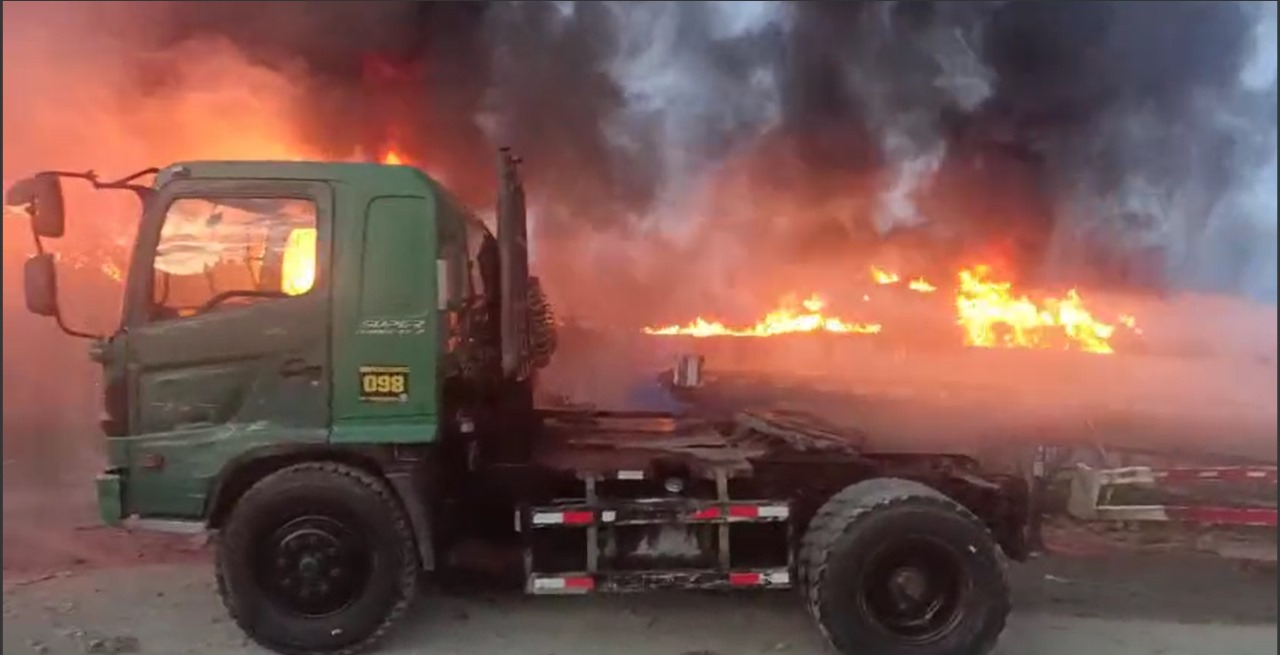 Kapal dan Truk Terbakar di Pantoloan