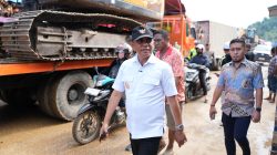 Anwar Hafid Tinjau Jalan Rusak Tompira–Bungku